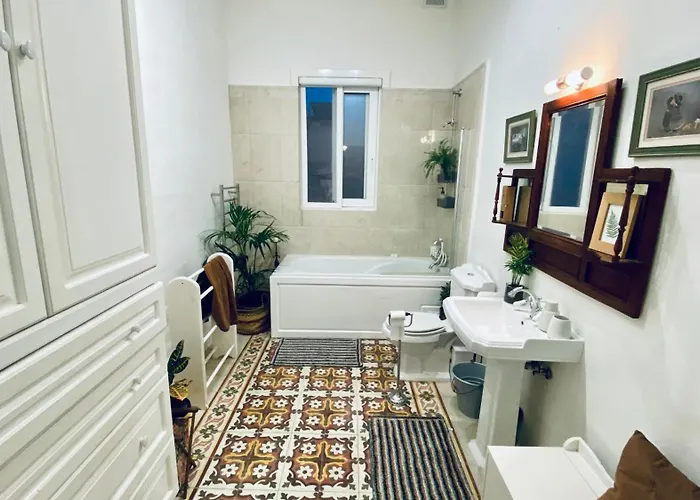 Free Breakfast, Pool, Spacious Aircon Hideaway Gazde/Camere de închiriat Mosta