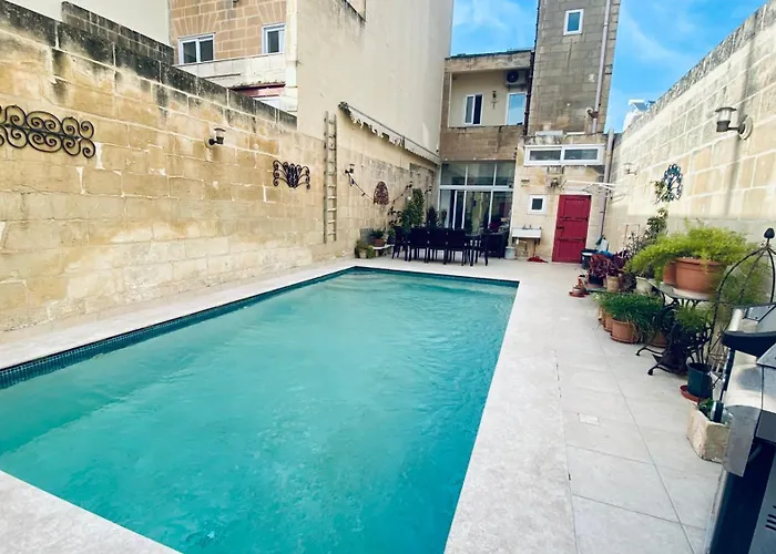 Free Breakfast, Pool, Spacious Aircon Hideaway 民宿