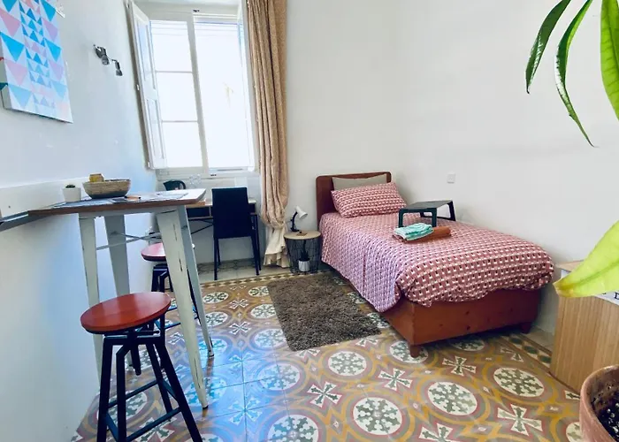 Free Breakfast, Pool, Spacious Aircon Hideaway Gazde/Camere de închiriat *