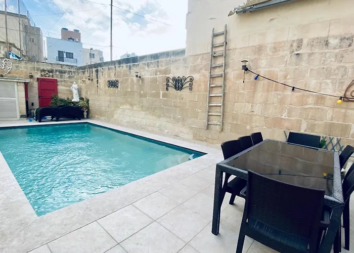 Free Breakfast, Pool, Spacious Aircon Hideaway