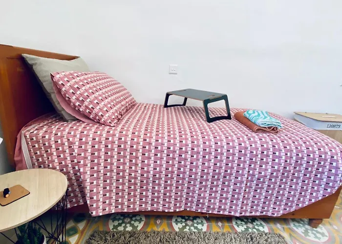 Gazde/Camere de închiriat Free Breakfast, Pool, Spacious Aircon Hideaway